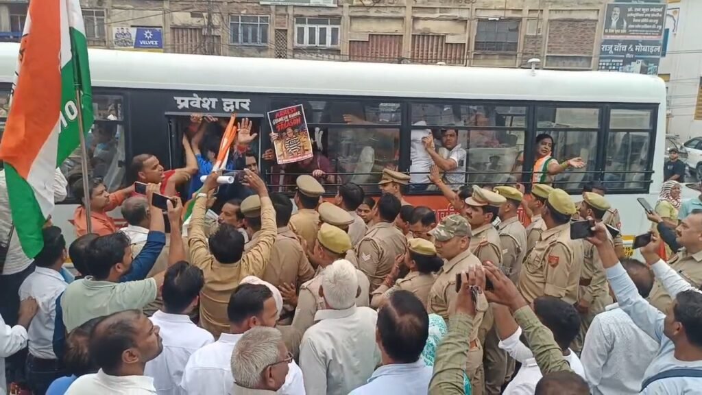 Hapur News : हापुड़ में मुख्य चुनाव आयुक्त के इस्तीफे की मांग पर हंगामा, पुलिस ने कांग्रेस जिलाध्यक्ष समेत कई कार्यकर्ताओं को हिरासत में लिया