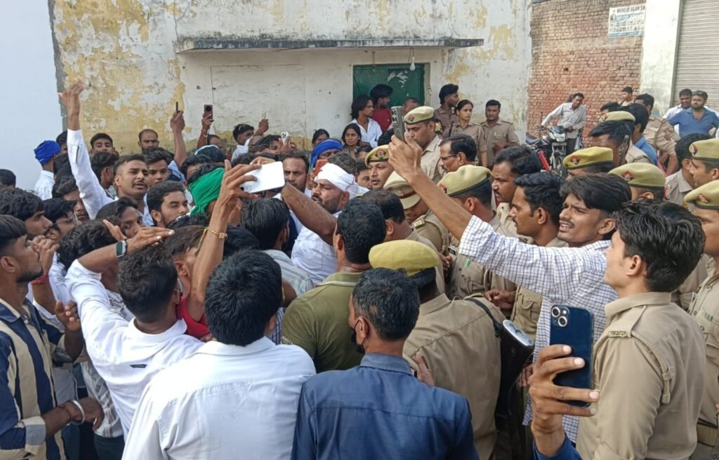Hapur News : हापुड़ के बदनौली में फायरिंग और पथराव के बाद तनाव, पीड़ित परिवार से मिलने पहुंचे युवा शक्ति दल अध्यक्ष