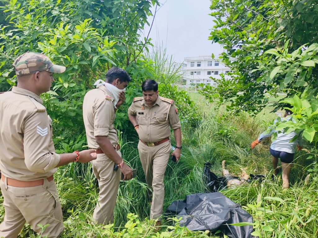 Hapur News : हापुड़ के इंडस्ट्रियल एरिया में दल-दल में मिला अज्ञात व्यक्ति का शव, पुलिस जांच में जुटी