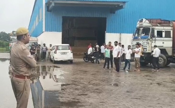 Hapur News : हापुड़ में प्लाईवुड कंपनी पर सीजीएसटी टीम का छापा, देर रात तक चली जांच