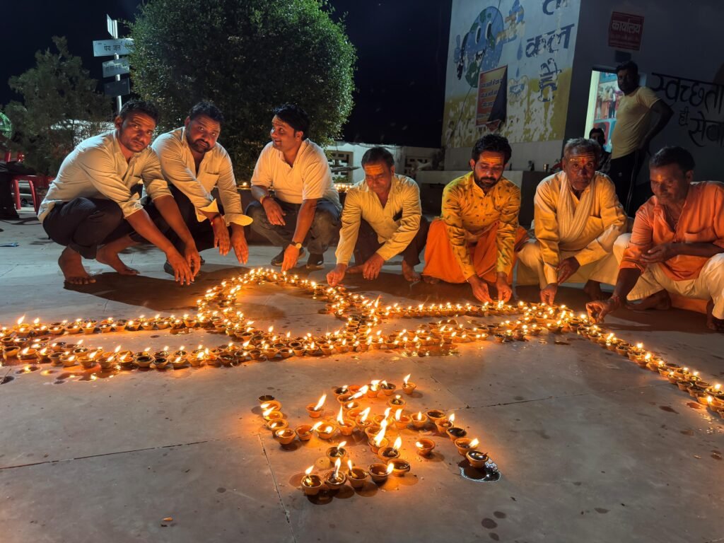 Hapur News : हापुड़ में प्रधानमंत्री के जन्मदिन पर जले साढ़े तीन लाख दीये, ब्रजघाट पर दिखा भव्य नजारा
