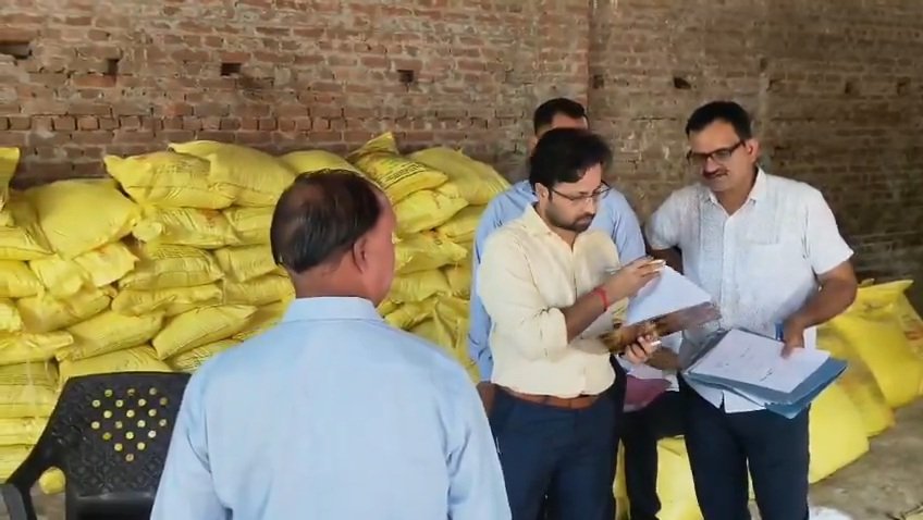 Hapur News : हापुड़ में पशु आहार में सरकारी यूरिया मिलाने का भंडाफोड़, 184 कट्टे बरामद, फैक्ट्री सीज
