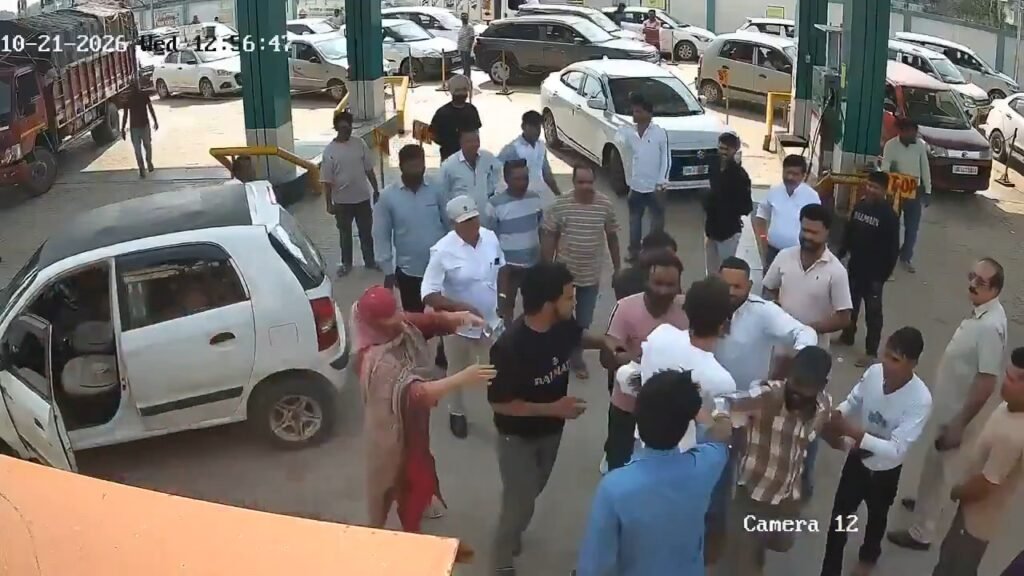 Hapur News : गढ़ हाईवे पर सीएनजी पंप पर हंगामा, सर्टिफिकेट मांगने पर कर्मचारियों से मारपीट