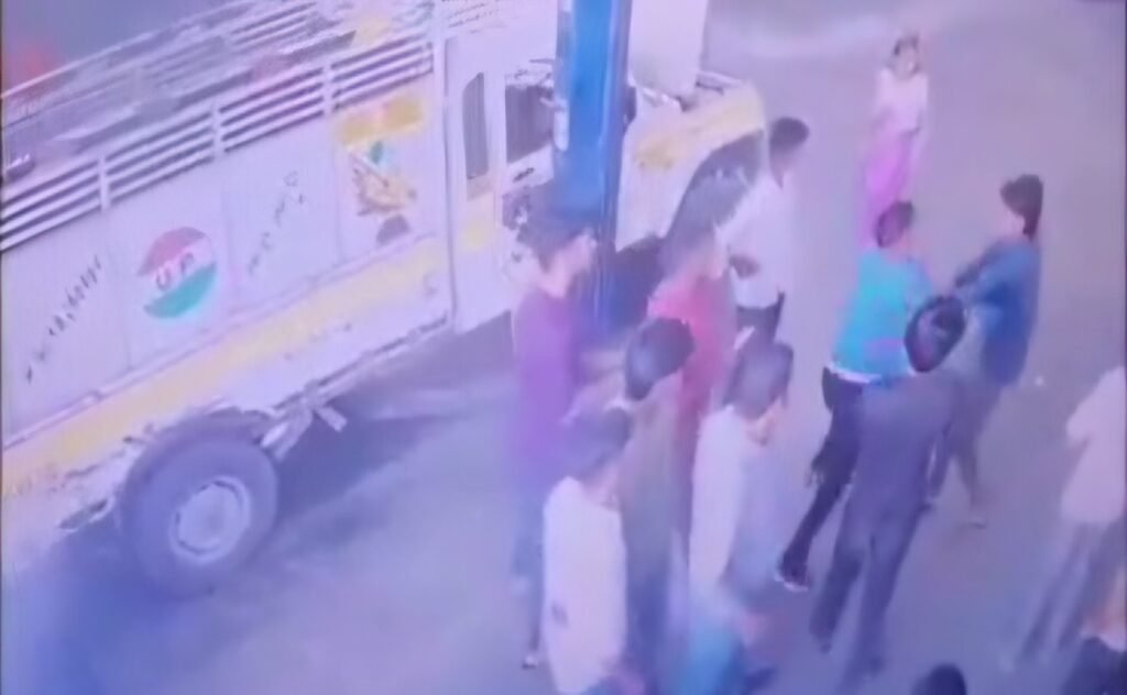 Hapur News : हापुड़ के गढ़ रोड पर शोरूम में युवक की पिटाई, वीडियो वायरल होने पर पुलिस ने दो को पकड़ा