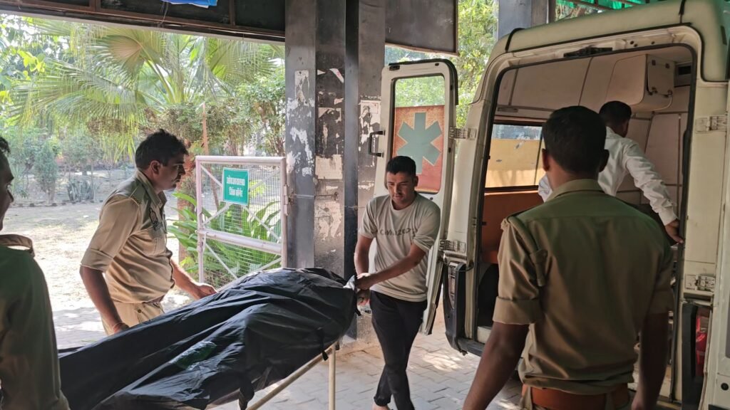 Hapur News : हापुड़ में दिल्ली-लखनऊ हाईवे पर भीषण हादसा, दो सगे भाइयों समेत तीन की मौत