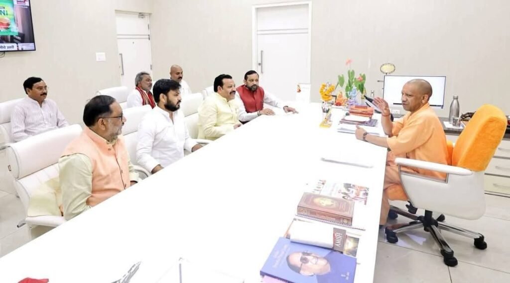 Hapur News : लखनऊ में सीएम योगी से मिला सफाई आयोग का प्रतिनिधिमंडल