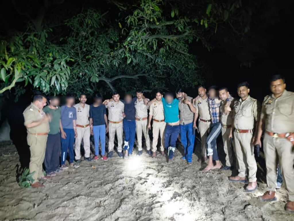 Hapur News : गढ़मुक्तेश्वर में आम के बाग में गौकशी की तैयारी कर रहे बदमाशों से पुलिस की मुठभेड़, छह दबोचे