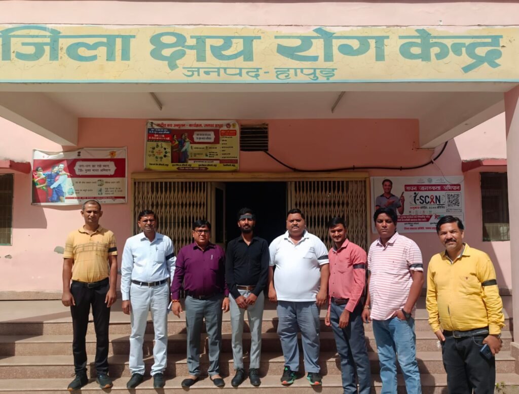 Hapur News : हापुड़ में टीबी कर्मचारियों ने काली पट्टी बांधकर जताया विरोध, लंबित मांगों के समाधान की उठाई मांग