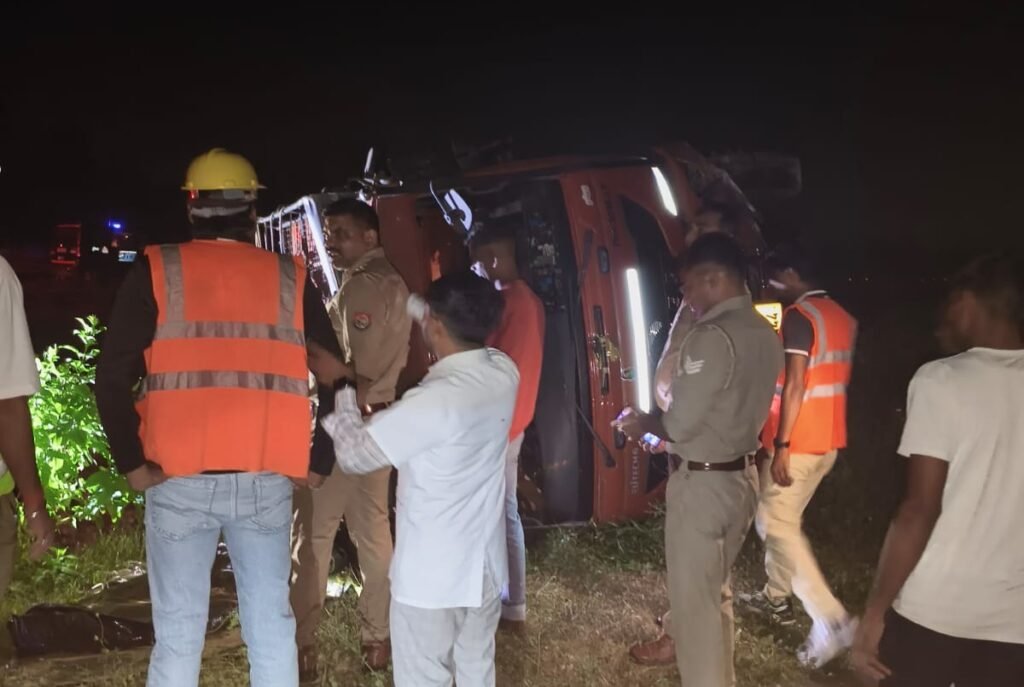 Hapur News : गंगा एक्सप्रेसवे पर आलू से लदा कैंटर पलटा, चालक घायल