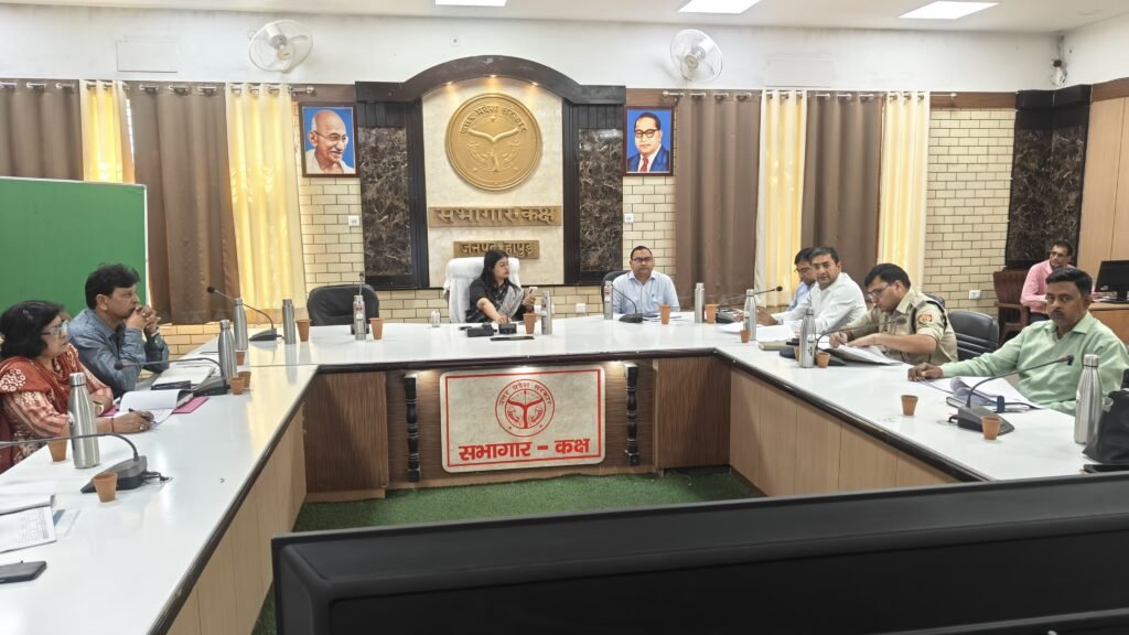 Hapur News : डीएम की अध्यक्षता में जिला सड़क सुरक्षा समिति की बैठक आयोजित, ब्लैक स्पॉट्स पर सुधार के निर्देश