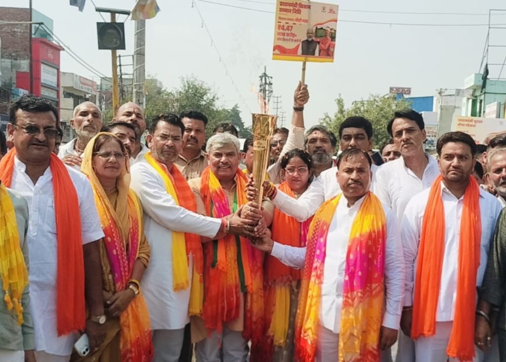 Hapur News : हापुड़ में सेवा संकल्प ज्योति कलश यात्रा निकली, प्रभारी मंत्री बोले पीएम ने विश्व में बढ़ाया देश का मान