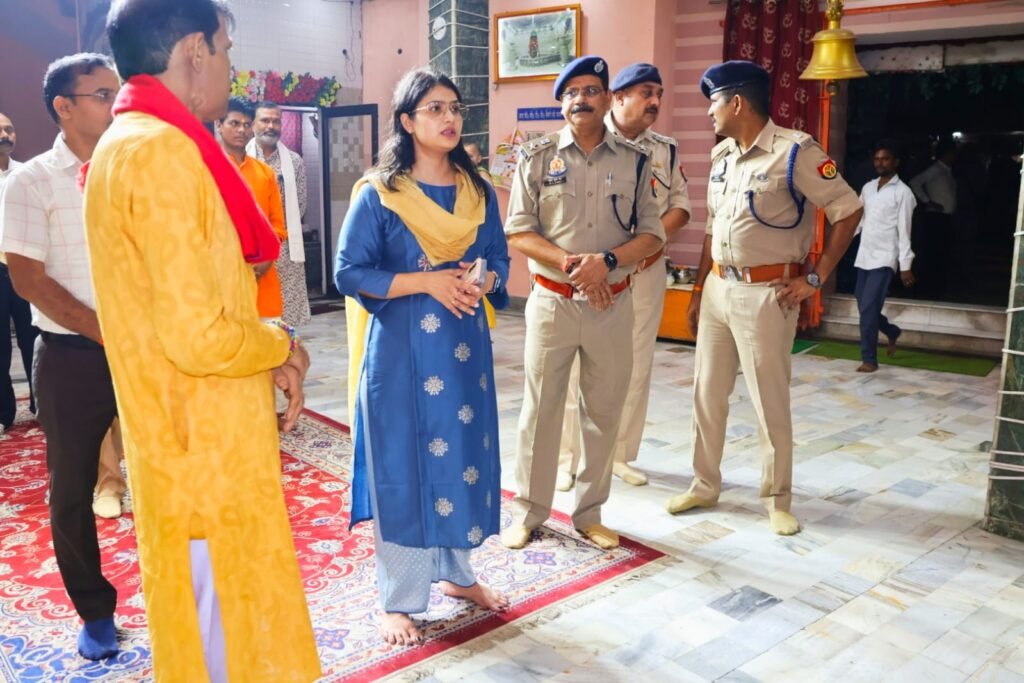 Hapur News : हापुड़ में नवरात्रि और दशहरा पर सुरक्षा के कड़े इंतजाम, डीएम-एसपी ने किया फ्लैग मार्च