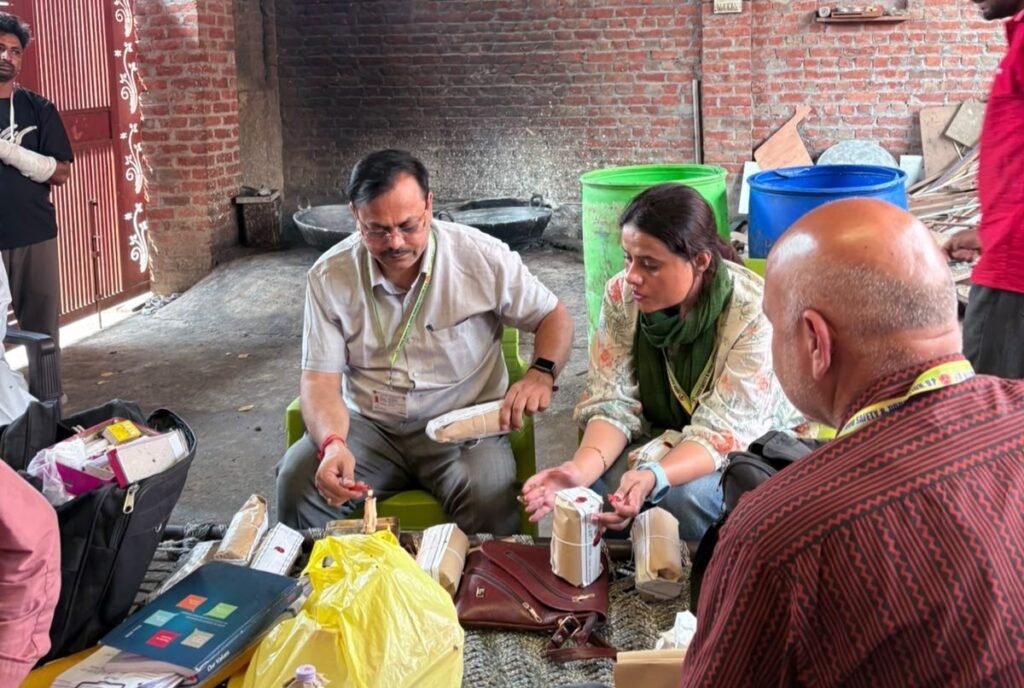 Hapur News : हापुड़ में मिलावट के खिलाफ खाद्य विभाग की बड़ी कार्रवाई, भारत डेयरी पर मारा छापा, 80 लीटर दूध कराया नष्ट
