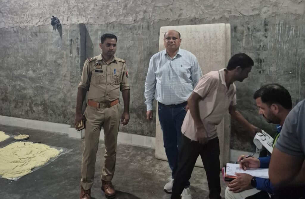 Hapur News : हापुड़ में मिलावटी मावा फैक्ट्री पर छापा, 3 क्विंटल माल नष्ट