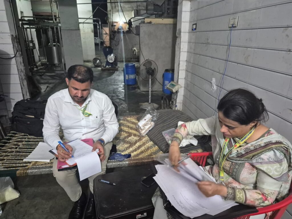 Hapur News : हापुड़ में घी फैक्ट्री पर खाद्य विभाग का छापा, 5.34 लाख का माल सीज