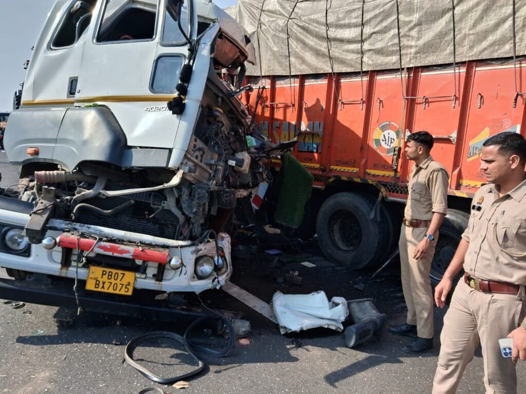 Hapur News : गंगा एक्सप्रेसवे पर दो ट्रकों में भिड़ंत, चालक घायल