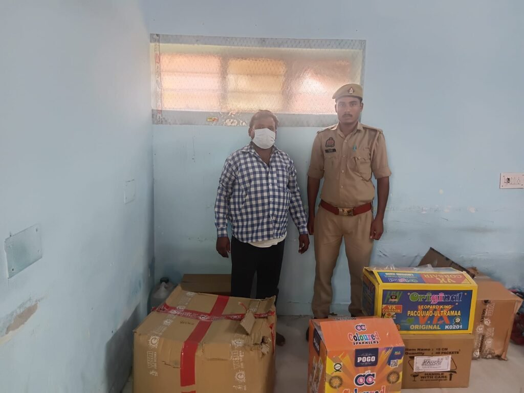 Hapur News : पिलखुवा में अवैध पटाखों की बिक्री करते युवक गिरफ्तार, 6 कार्टून बरामद