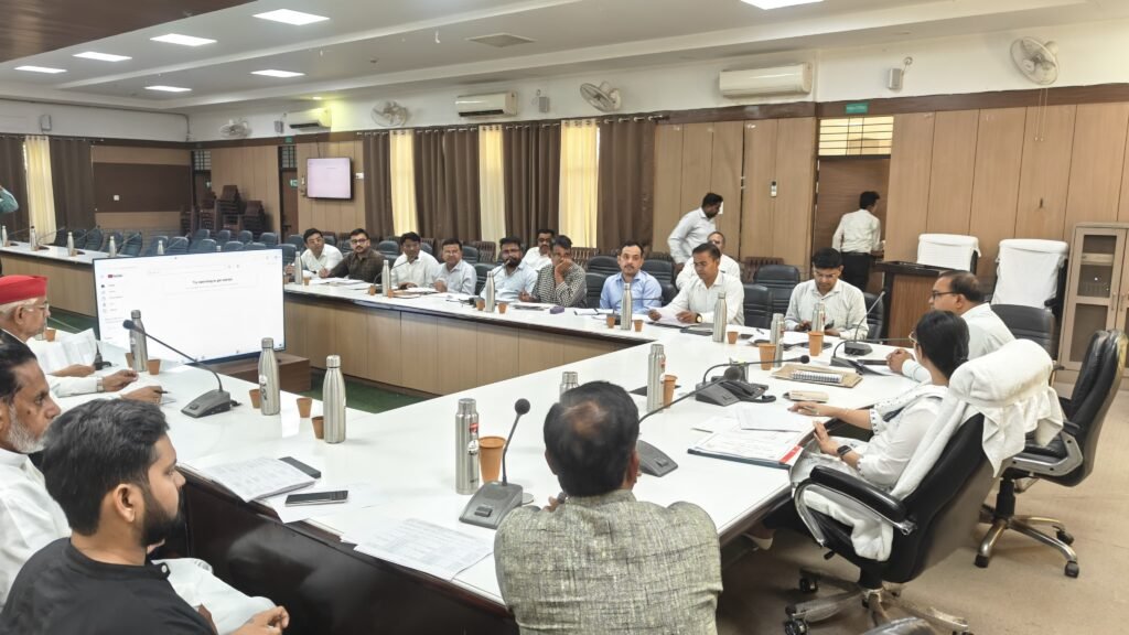 Hapur News : 2027 विधानसभा चुनाव की तैयारी शुरू, हापुड़ में मतदेय स्थलों के संभाजन पर हुई बैठक
