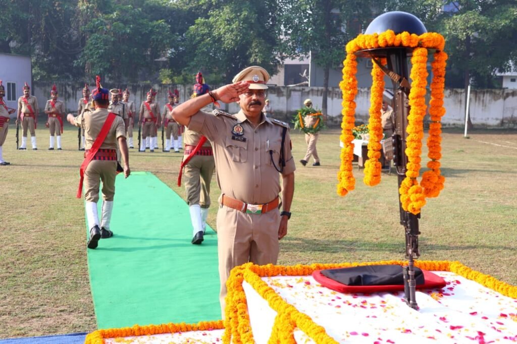 Hapur News : हापुड़ में पुलिस स्मृति दिवस पर शहीद जवानों को दी गई श्रद्धांजलि, एसपी ने पुष्प अर्पित कर किया नमन