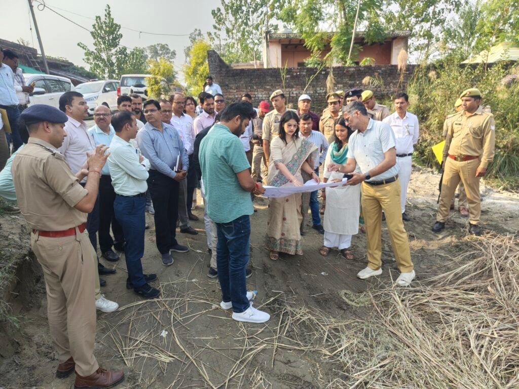 Hapur News : कार्तिक मेले की तैयारी परखने बृजघाट पहुंचे डीएम और एसपी, मैप देखकर दिए जरूरी निर्देश
