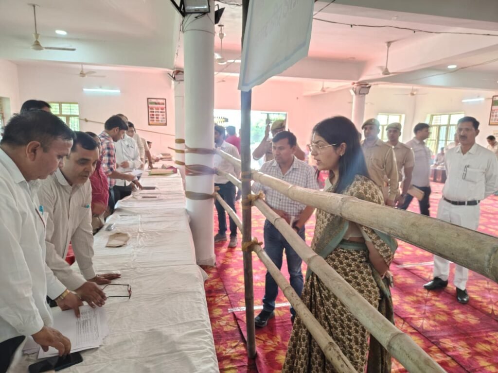 Hapur News : एमएलसी चुनाव को लेकर जिलाधिकारी ने किया निरीक्षण, व्यवस्थाओं का लिया जायजा