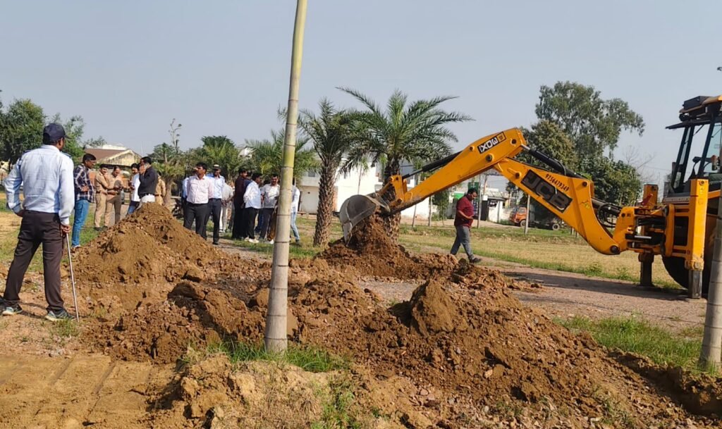 Hapur News : हापुड़ में 27 हजार वर्ग मीटर से अधिक अवैध प्लाटिंग पर चला एचपीडीए का बुलडोजर