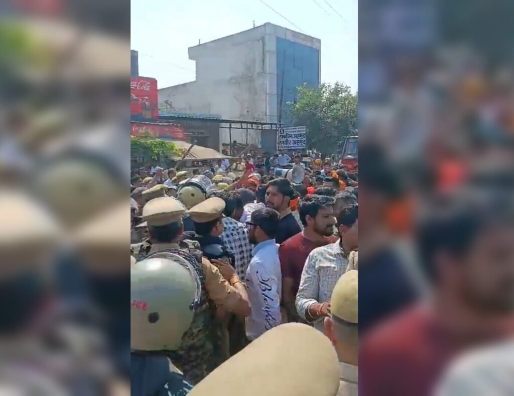 Hapur News : धौलाना तहसील में सवर्ण समाज का धरना जारी, महापंचायत को लेकर प्रशासन सख्त