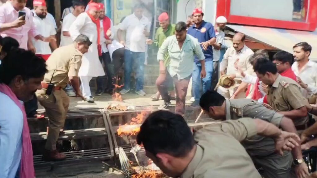 Hapur News : हापुड़ में सीईसी के इस्तीफे की मांग को लेकर सपा का हंगामा, पुतला फूंका, कई नेता हिरासत में