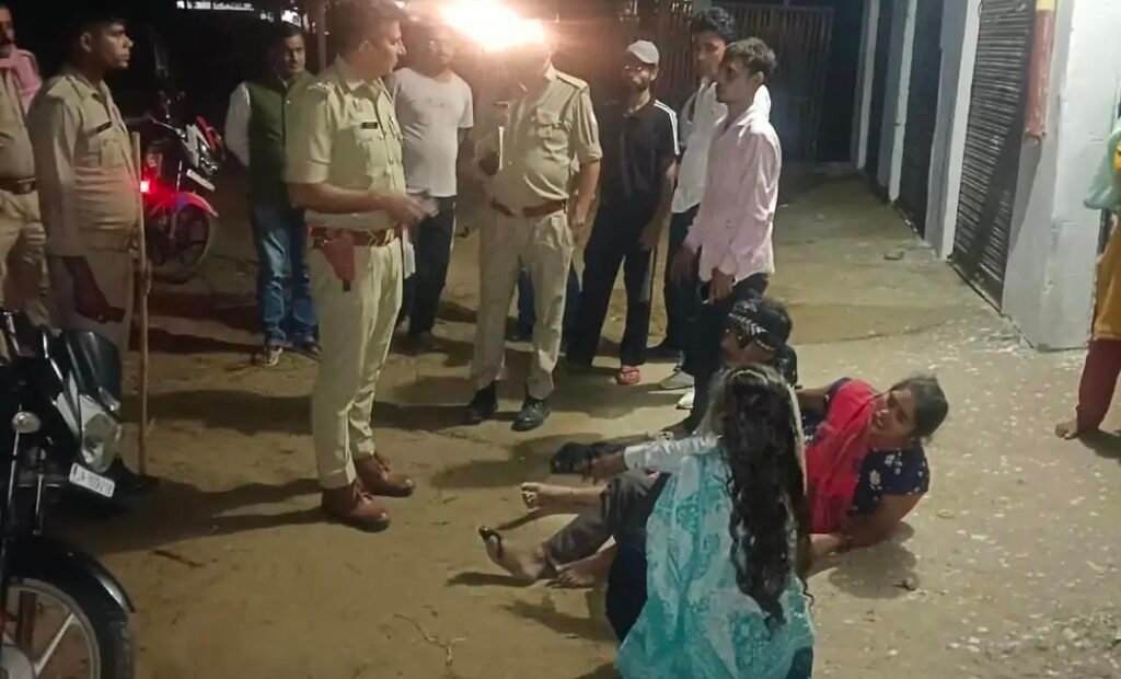 Hapur News : हापुड़ में गंगा स्नान को जा रहे परिवार का ई-रिक्शा पलटा, छह घायल