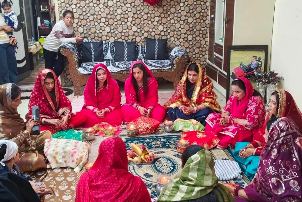 Hapur News : हापुड़ में सुहागिनों ने मनाया करवा चौथ का पर्व, अखंड सौभाग्य के लिए की पूजा